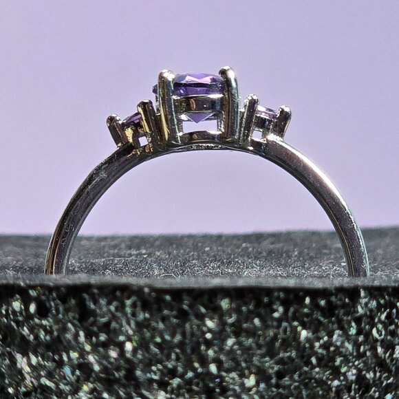 Simulated Oval Cut Amethyst Ring With Accent Stones‎ Size 10 (NWOT) - Picture 5 of 6
